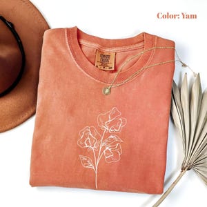 Komfortfarben Minimalistisches Blumen-T-Shirt, Geschenke für Frauen, Blumen-Rundhalsshirt, ästhetische T-Shirts, Blumenhemd für Frauen, Wildblumen-T-Shirt.