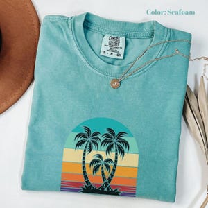Camiseta retro de isla tropical con colores cómodos, camiseta vintage de verano con atardecer, atuendo colorido de palmera, camiseta de playa, regalos de camisetas de vacaciones de verano.