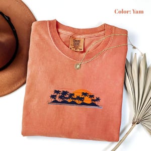 Camiseta retro de isla tropical con colores cómodos, camiseta vintage de verano con atardecer, atuendo colorido de palmera, camiseta de playa, regalos de camisetas de vacaciones de verano.