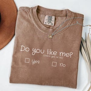 Camiseta retro divertida con nota de amor de colores cómodos, camiseta "¿Te gusto?", camiseta con marca "Sí o No", camiseta linda con frase "Crush", camiseta de regalo coqueta.