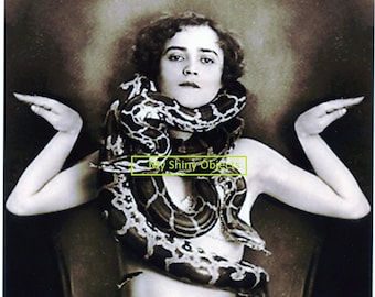 Foto digital vintage de garota encantadora de cobra