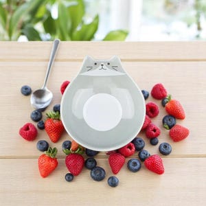 Cat Shaped Ceramic Bowl – Cute Kitty Snack Dish or Jewelry Holder – Kawaii Animal Decor – Gift for Cat Lovers – Modern Pottery Bowl