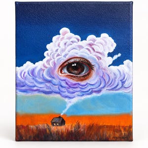 Peut inclure: Une peinture sur toile rectangulaire représentant un grand œil humain réaliste centré dans un nuage duveteux aux teintes violettes. En dessous, une petite maison avec de la fumée s'échappant de sa cheminée repose dans un champ d'herbes hautes.