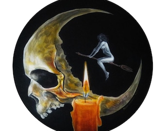 Pode incluir: Pintura redonda com um crânio integrado com uma lua crescente. Uma bruxa voa em uma vassoura dentro da curva da lua. Uma vela laranja acesa está em primeiro plano, em um fundo preto.