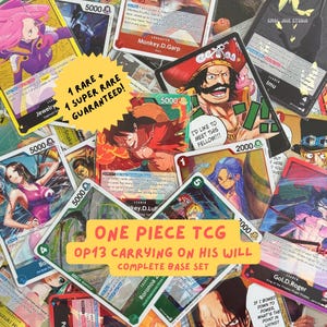 Puede incluir: Una colección de cartas coleccionables One Piece TCG del set base completo OP13 Carrying On His Will. Las cartas presentan varias ilustraciones y textos. Una pancarta amarilla garantiza cartas raras.