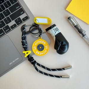 パーソナライズされたボクシンググローブキーホルダー - フィットネスバッグチャーム - イニシャルビーズ付きパラコードロープ