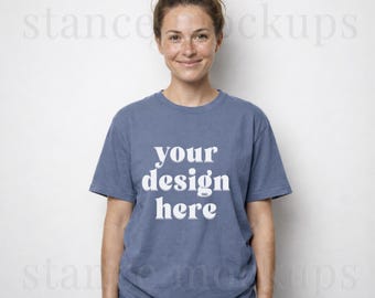 Comfort Colors 1717 Tシャツ モックアップ、ブルージーンズ、エディトリアル、女性モデル、フルフェイススタジオ