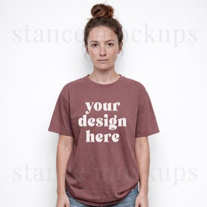 Comfort Colors 1717 T-shirtmodell, Tegelsten, Redaktionell, Kvinnlig Modell, Helkroppsstudio