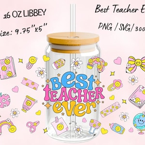 Peut inclure: Un gobelet Libbey transparent en forme de canette avec un couvercle et une paille en bambou. Le gobelet est décoré de graphiques colorés sur le thème de l'école et des mots "Best Teacher Ever". Le gobelet mesure 24,77 cm x 12,7 cm et contient 473 ml.