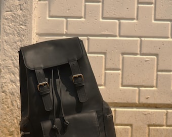 Mochila elegante de cuero negro: mochila minimalista hecha a mano para hombre y mujer