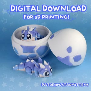 Pu&ograve; includere: Un modello stampato in 3D di un baby drago in un uovo bianco e blu. Il drago &egrave; viola con corna bianche e grandi occhi. L'uovo &egrave; aperto, rivelando il drago all'interno. Il testo recita "DOWNLOAD DIGITALE PER LA STAMPA 3D!" e "PATREON/STARMITTENS".