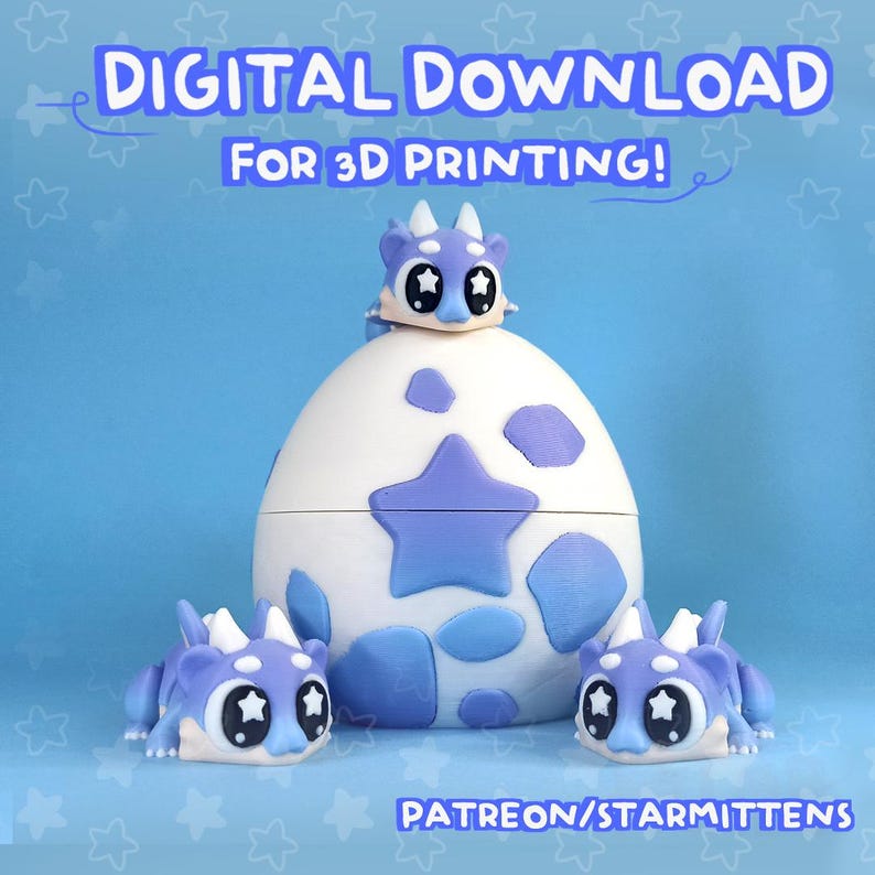 Pu&ograve; includere: Un contenitore a forma di uovo stampato in 3D con un design a stelle e macchie in blu chiaro e scuro, sormontato da una piccola statuina di drago. Due statuine di drago aggiuntive sono posizionate davanti. Il testo "DOWNLOAD DIGITALE PER LA STAMPA 3D!" &egrave; in alto.