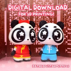 Peut inclure: Deux figurines de panda, une rouge et une bleue, avec de grands yeux à pupilles en forme d'étoile. Les pandas ont des oreilles noires et portent des tenues de style traditionnel. Le texte "TÉLÉCHARGEMENT NUMÉRIQUE POUR L'IMPRESSION 3D !" est affiché au-dessus, avec "PATREON/STARMITTENS" en dessous.