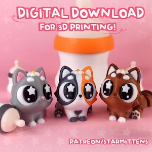 Puede incluir: Tres figuras de gatitos impresas en 3D con ojos grandes y pupilas en forma de estrella. Los gatitos son grises, negros y naranjas, y marrones. La imagen incluye el texto "¡DESCARGA DIGITAL PARA IMPRESIÓN 3D!" y "PATREON/STARMITTENS".