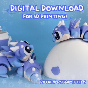 Pu&ograve; includere: Grafica per download digitale con il testo "DOWNLOAD DIGITALE PER LA STAMPA 3D!" e "PATREON/STARMITTENS". L'immagine presenta diverse piccole statuette di draghi blu e bianchi con grandi occhi e pupille a forma di stella. Lo sfondo &egrave; azzurro.