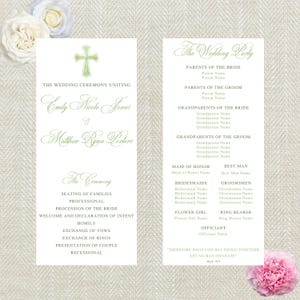 Op de afbeelding: Elegant trouwceremonieprogramma met een groen kruis en bloemaccenten. Het programma bevat de namen van het bruidspaar, Emily Nicole Jones en Matthew Ryan Porters, en details van de ceremonie.
