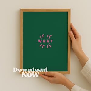 Könnte beinhalten: Ein gerahmter Druck mit dunkelgrünem Hintergrund und dem Satz "IT IS WHAT IT IS" in rosa, handschriftlicher Schrift. Der Rahmen besteht aus hellbraunem Holz. Die Worte "Download NOW" befinden sich unten links im Rahmen.