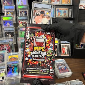以下が含まれることがあります： 「MPE Monster Slab Pack」と書かれたパックを含む、グレーディングされたスポーツトレーディングカードのコレクション。 パックはモンスターのグラフィックを使ったカラフルなデザインです。 カードは保護ホルダーに入っており、一部のプレイヤーの画像が見えます。
