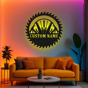 Insegna personalizzata con nome del costruttore e retroilluminazione a LED RGB per officina.