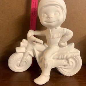 Peut inclure: Figurines en céramique blanche d'une personne à moto. La figurine est non peinte et prête à être décorée.