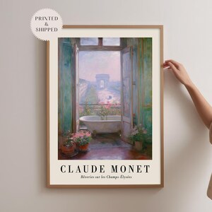K&ouml;nnte beinhalten: Ein gerahmter Druck eines Gem&auml;ldes von Claude Monet, das eine Badewanne mit Blick auf einen Garten und den Arc de Triomphe zeigt. Das Kunstwerk verwendet eine weiche Farbpalette aus Gr&uuml;n, Rosa und Blau. Der Druck ist in einem Holzrahmen und enth&auml;lt den Text "Claude Monet".