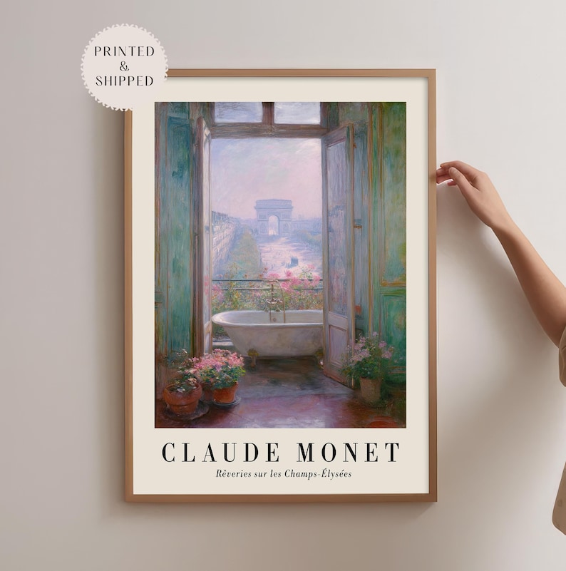 K&ouml;nnte beinhalten: Ein gerahmter Druck eines Gem&auml;ldes von Claude Monet, das eine Badewanne mit Blick auf einen Garten und den Arc de Triomphe zeigt. Das Kunstwerk verwendet eine weiche Farbpalette aus Gr&uuml;n, Rosa und Blau. Der Druck ist in einem Holzrahmen und enth&auml;lt den Text "Claude Monet".