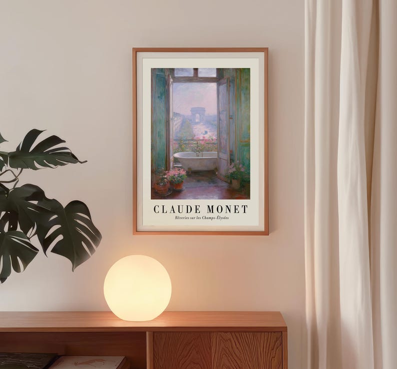 K&ouml;nnte beinhalten: Ein gerahmter Kunstdruck eines Gem&auml;ldes von Claude Monet, das eine Badezimmerszene mit Badewanne und Gartenblick zeigt. Der Druck befindet sich in einem Holzrahmen und wird &uuml;ber einem Holzschrank mit einer kugelf&ouml;rmigen Lampe angezeigt.