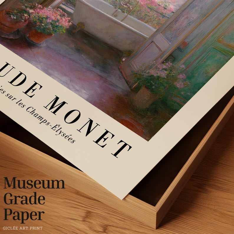 K&ouml;nnte beinhalten: Ein gerahmter Kunstdruck mit einem Gem&auml;lde von Claude Monet. Der Druck befindet sich in einem Holzrahmen und tr&auml;gt den Text "CLAUDE MONET" und "Museum Grade Paper". Das Kunstwerk zeigt einen Raum mit Badewanne und Topfpflanzen.