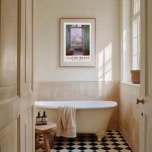 K&ouml;nnte beinhalten: Ein Badezimmer mit einem gerahmten Claude Monet-Druck &uuml;ber einer Klauenfu&szlig;badewanne. Der Druck zeigt eine Badezimmerszene mit einer Badewanne und einem offenen Fenster. Der Raum hat einen schwarz-wei&szlig; karierten Boden.
