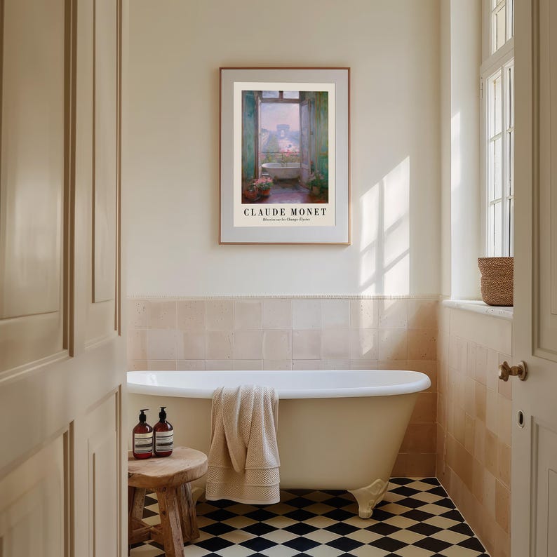 K&ouml;nnte beinhalten: Ein Badezimmer mit einem gerahmten Claude Monet-Druck &uuml;ber einer Klauenfu&szlig;badewanne. Der Druck zeigt eine Badezimmerszene mit einer Badewanne und einem offenen Fenster. Der Raum hat einen schwarz-wei&szlig; karierten Boden.