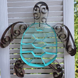 Turtle wall decoration made from recycled metal mini-blinds