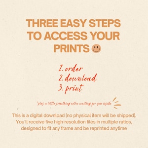 Op de afbeelding: Een beige digitale downloadafbeelding met oranje tekst. De tekst luidt "DRIE EENVOUDIGE STAPPEN OM TOEGANG TE KRIJGEN TOT UW AFDRUKKEN" gevolgd door de stappen: bestellen, downloaden en afdrukken. De afbeelding bevat ook een smiley en extra tekst.