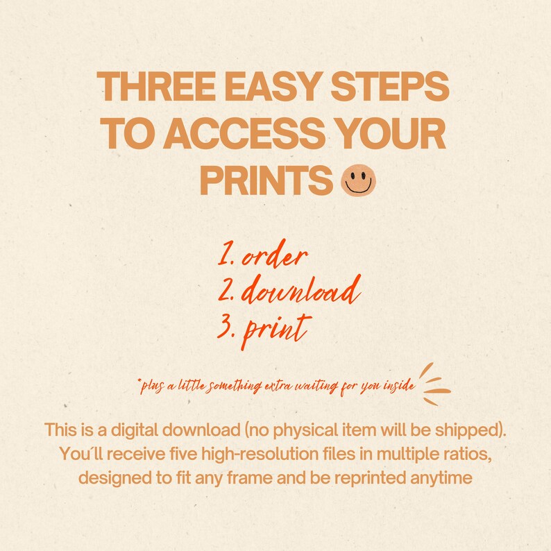 Op de afbeelding: Een beige digitale downloadafbeelding met oranje tekst. De tekst luidt "DRIE EENVOUDIGE STAPPEN OM TOEGANG TE KRIJGEN TOT UW AFDRUKKEN" gevolgd door de stappen: bestellen, downloaden en afdrukken. De afbeelding bevat ook een smiley en extra tekst.