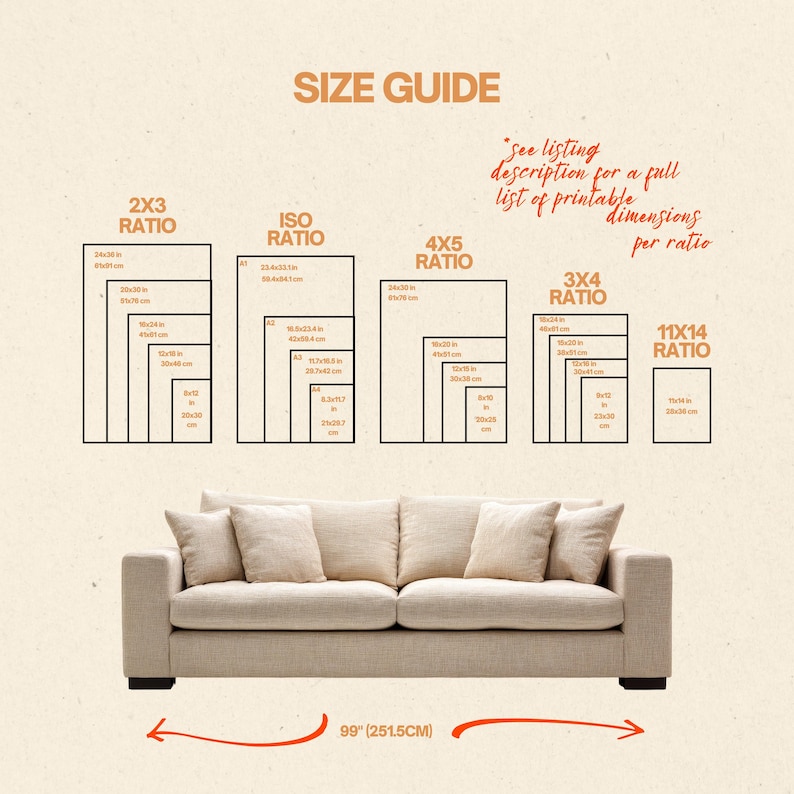 Op de afbeelding: Een beige bank met kussens staat onder een maattabel. De tabel toont afdrukformaten in inches en cm, inclusief 2x3, ISO, 4x5, 3x4 en 11x14 verhoudingen. De tekst "SIZE GUIDE" staat bovenaan. De bank is 251,5 cm breed.
