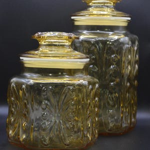 Vintage LE Smith Imperial Atterbury Scroll Amber Glass Canisters Set of 2 | 1960s Honey Amber Kitchen Storage Jars w Lids 8&quot; & 12&quot;