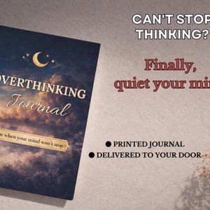 Peut inclure: Un journal bleu marine "Overthinking Journal" avec un design céleste représentant un croissant de lune et des étoiles. La couverture du journal affiche le texte "Overthinking Journal" et "for when your mind won't stop". L'image comprend également le texte "Can't stop thinking? Finally, quiet your mind."