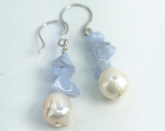 Brincos pendentes feitos à mão com pérola natural e ágata azul rendada, com ganchos de prata.