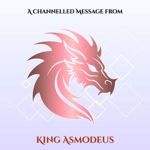 Può includere: Illustrazione digitale di una testa di drago stilizzata in tonalità rosa e marrone, su uno sfondo sfumato. Il testo "A Channelled Message From" e "King Asmodeus" è visualizzato in nero e marrone.