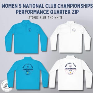 Può includere: Maglie performance con zip a un quarto in blu atomico e bianco, con la scritta NATIONAL CLUB CHAMPIONSHIPS 2026 VIRGINIA BEACH sul retro e un logo più piccolo abbinato sul petto. Questi top sportivi a maniche lunghe presentano un colletto alto.