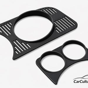 Puede incluir: Dos biseles negros para medidores automotrices. Uno tiene una abertura circular única y el otro tiene dos aberturas circulares. Ambos biseles tienen forma triangular con líneas paralelas.