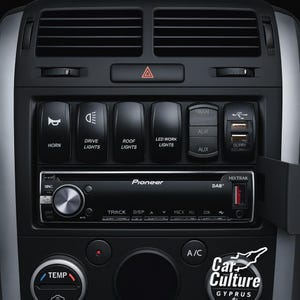 Könnte beinhalten: Schwarzes Auto-Armaturenbrett mit Pioneer-Stereoanlage, beschrifteten Schaltern für Hupe, Lichter und AUX sowie USB-Anschlüssen. Das Armaturenbrett hat auch Lüftungsschlitze und einen Warnblinklichtschalter. Der Text "Car Culture CYPRUS" ist sichtbar.