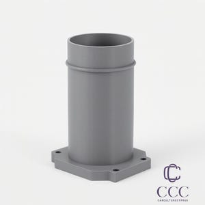 Pode incluir: Um objeto cilíndrico cinza com uma base quadrada e uma abertura circular no topo. A base tem quatro orifícios. Há um anel ao redor do topo. O logotipo "CCC CARCULTURECYPRUS" está no canto inferior direito.
