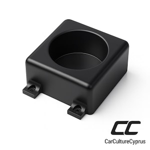 Może przedstawiać: Czarny, kwadratowy dodatek samochodowy z okrągłym otworem. Posiada dwa uchwyty montażowe i logo "CC CarCultureCyprus". Komponent samochodowy przeznaczony do integracji z pojazdami.