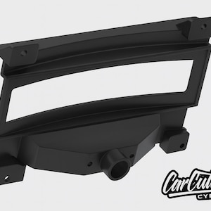 Puede incluir: Componente negro del salpicadero de un automóvil con una abertura rectangular y puntos de montaje. Incluye un puerto cilíndrico y el logotipo "Car Culture CYPRUS". El diseño es probablemente para el interior de un vehículo.