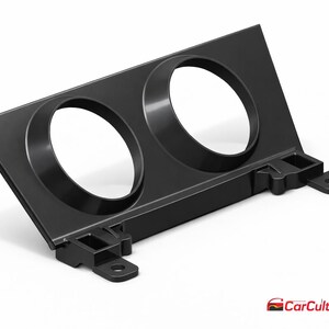 Puede incluir: Una pieza de automóvil de plástico negro con dos aberturas circulares. La pieza tiene forma rectangular con pestañas de montaje en la parte inferior. El logotipo de CarCultureCyprus está en la esquina inferior derecha.
