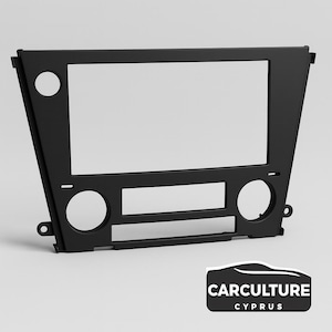 Puede incluir: Un embellecedor de salpicadero de coche negro mate con una gran abertura rectangular y dos aberturas circulares. El embellecedor también tiene una abertura rectangular más pequeña y el logotipo de Car Culture Cyprus.