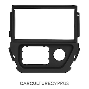 Puede incluir: Un kit de instalación de radio de coche negro con aberturas rectangulares y circulares. Tiene una gran abertura rectangular en la parte superior y otra más pequeña debajo. El texto "CARCULTURECYPRUS" está en la parte inferior.