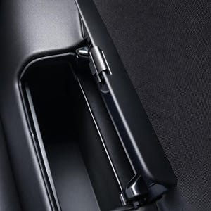 Puede incluir: Un compartimento de almacenamiento para puerta de coche en color negro con una tapa abatible abierta. El compartimento rectangular está integrado en un panel negro texturizado. El texto CarCultureCyprus aparece en la esquina inferior derecha.