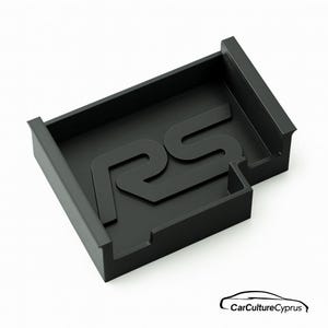 Puede incluir: Una bandeja de consola de coche negra mate con las letras "RS" en un lugar destacado. La bandeja tiene forma rectangular con bordes elevados y una sección recortada. El logotipo de CarCultureCyprus está en la esquina inferior derecha.
