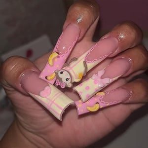 Uñas postizas de mono kawaii, diseño de plátano 3D, uñas rosas con dibujos animados, uñas postizas pastel divertidas, uñas de animales adorables